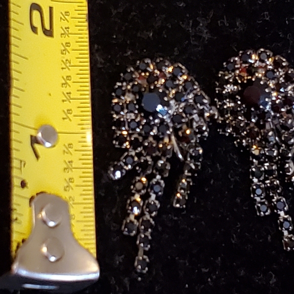 Vintage gunmetal clip-on earrings with black rhinestones - Picture 5 of 13